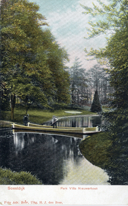 14382 Gezicht op de vijver met bruggetje in het park van het huis Nieuwerhoek (Vredehofstraat) te Soestdijk (gemeente ...